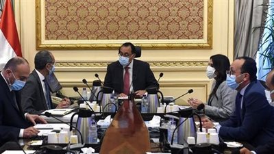 رئيس الوزراء يُتابع مع وزير الاتصالات الموقف التنفيذي لعدد من المشروعات