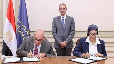 وزير الاتصالات يشهد توقيع مذكرة تفاهم لإعداد كوادر بشرية فى صناعة الإلكترونيات