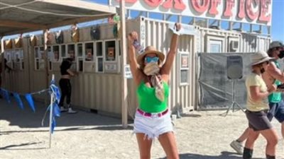 عاصفة رملية مفاجآة تدمر مهرجان عراة في استراليا