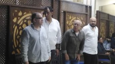 أحمد بدير وميرفت أمين بالكمامة في عزاء علي عبد الخالق (صور)