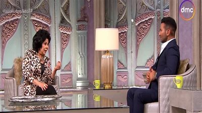 «حضن وقُبلة وموتوسيكل».. زوجة أحمد سعد تفاجئه في عيد ميلاده على الهواء (شاهد)