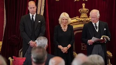 بعد وفاة الملكة إليزابيث الثانية.. هل تتغير علاقة الأمير وليام بزوجه أبيه؟