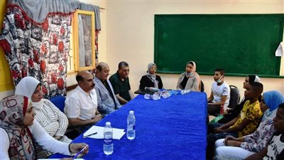 محافظ أسوان داخل لجان اختبارات مدارس التمريض.. اعرف السبب