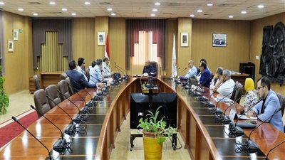 رئيس جامعة المنصورة يجتمع بالقيادات الطبية لمناقشة التحديات التي تواجه «الباطنة التخصصي»