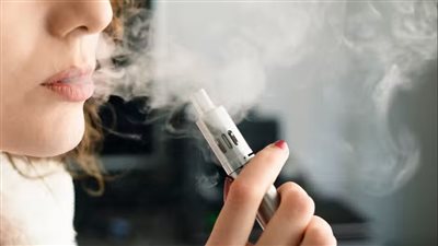 هل السجائر الإلكترونية مضرة بنفس قدر التقليدية؟.. الصحة تجيب