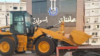 محافظ أسوان يتفقد معدات النظافة الجديدة المقدمة من وزارة التنمية المحلية