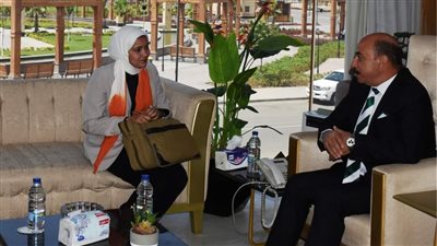 محافظ أسوان يلتقى صاحبة مبادرة «صعيد بلا ثأر» 