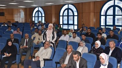 محافظ المنيا يبحث تطورات أعمال المبادرة الوطنية للمشروعات الخضراء الذكية 