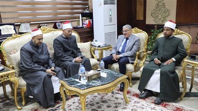 محافظ المنيا يستقبل وفد قافلة 