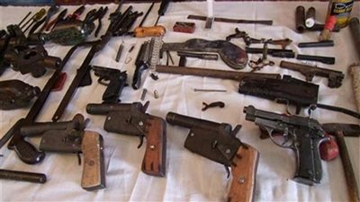 الداخلية: ضبط 368 قطعة سلاح ناري وأبيض بحوزة 143 متهما في المحافظات
