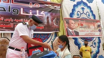  الداخلية توزع حقائب مدرسية بالمجان بالمناطق الأولى بالرعاية
