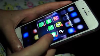 كيف تؤثر وسائل التواصل الاجتماعي على نوم الأطفال؟