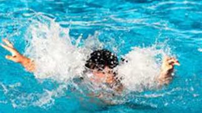 واقفين يتفرجوا.. شاب ينقذ فتاة من الموت في مدينة طنطا 