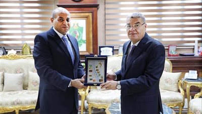 محافظ المنيا يكرم وكيل وزارة التربية والتعليم لنقله إلى الشرقية