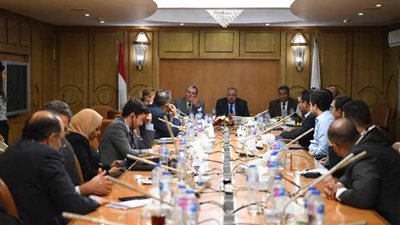 بحضور وفد من البنك الدولي.. محافظ قنا يتابع مشروعات برنامج التنمية المحلية 