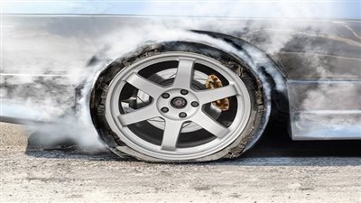 إزاي توقف عربيتك عند انفجار أحد الإطارات على سرعة 100 كلم