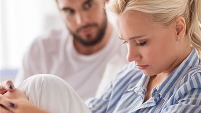 امرأة تطلب الطلاق بعد هذا الفعل من زوجها وأمه!