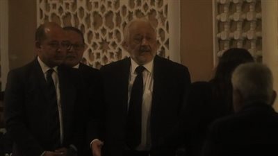 إدوارد وجمال سليمان يقدمان واجب العزاء في زوجة خالد زكي (صور)