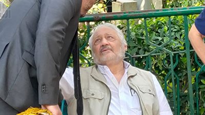 انهيار خالد زكي أثناء تشييع جنازة زوجته (صور)