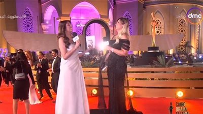 هنا شيحة تحرج مذيعة Dmc في افتتاح «القاهرة للدراما».. ما علاقة شقيقتها «حلا»؟