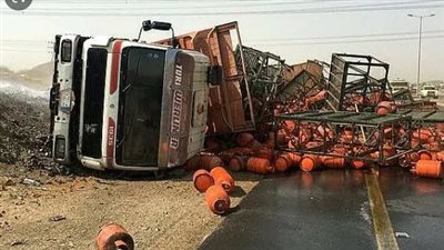 سقوط سيارة نقل محملة بـ300 اسطوانة غاز داخل حفرة بأسيوط