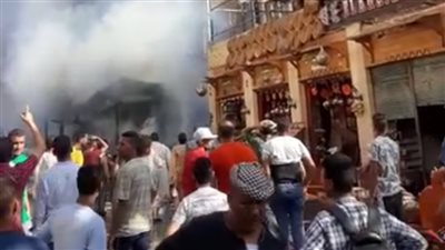 الأدخنة وصلت للسماء.. حريق هائل داخل محل عطارة شهير فى أسوان