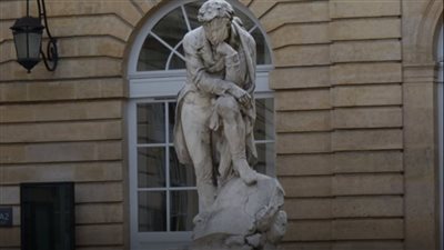 زاهي حواس يكشف طريقة الضغط على فرنسا لإزالة تمثال شامبليون المسيء للحضارة المصرية