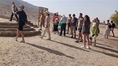 وفد متعدد الجنسيات يزور المناطق الآثرية في المنيا احتفالا باليوم العالمي للسياحة 
