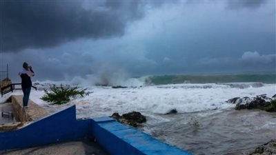 إعصار كيران يعطل المدارس وحركة النقل في بريطانيا