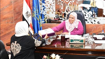 غادة أبو زيد تدخل البهجة على 21 أسرة أسوانية بحلوى المولد