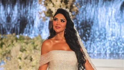 سيمون ومفيدة شيحة الأبرز.. نجوم الفن والإعلام في زفاف سالي عبد السلام (صور)