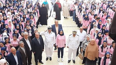  وفود أمنية تزور مدارس دمياط وتكرم أبناء الشهداء