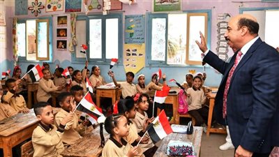 محافظ أسوان يشدد على عدم ربط تسليم الكتب المدرسية بدفع المصروفات