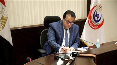 وزير الصحة يعقد اجتماعًا مع نقيب العلاج الطبيعي ويؤكد تقديم كافة سبل الدعم للنقابة