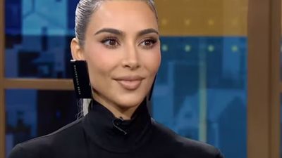 كيم كارداشيان تتباهي بإنقاص وزنها في جزر تركس وكايكوس