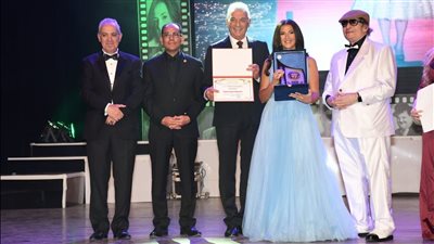 دنيا سمير غانم: فخورة بتكريمي بين النجوم الكبار في مهرجان الإسكندرية السينمائي