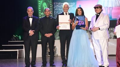 محيي إسماعيل يقتحم المسرح وتكريم محمود حميدة ودنيا سمير غانم.. أبرز لقطات افتتاح «الإسكندرية السينمائي»