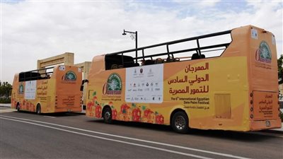 استعدادًا لانطلاق المهرجان الدولى السادس للتمور.. محافظ أسوان يتفقد الحافلات المكشوفة