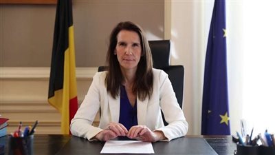 وزيرة الخارجية البلجيكية تقص خصلة من شعرها دعما للمرأة الإيرانية