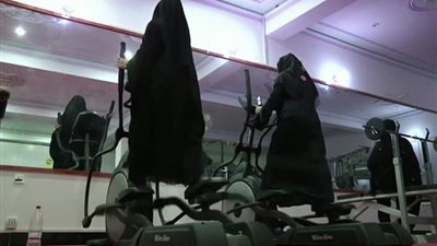 على تيك توك.. امرأة تبهر الرجال بما تفعله في صالة الجيم