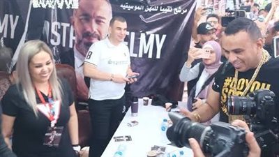 محمود الليثي يثير الجدل في انتخابات المهن الموسيقية.. مرتديًا سلاسل وأساور ذهب (صور)