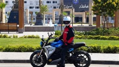 مغامر مصري يدعم قمة المناخ برحلة على دراجة من أسوان إلى شرم الشيخ 