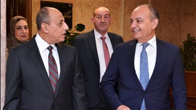 وزير الطيران يبحث مع السفير الأردنى لبحث التعاون فى مجال النقل الجوي 