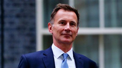 وزير المال البريطاني يلغي الإجراءات الضريبية.. وتراس في وضع هش