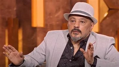 عمرو عبد الجليل «صورة طبق الأصل» من نجيب الريحاني في بوستر «الضاحك الباكي» (صورة)