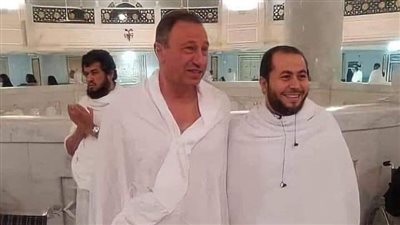 رئيس الأهلي يؤدي مناسك العمرة قبل العودة إلي القاهرة 