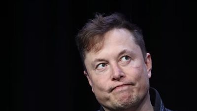 موظف في تويتر يكشف سر تمسك إيلون ماسك بصفقة شراءه