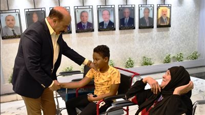 محافظ أسوان يسلم 5 كراسي كهربائية متحركة لذوي الهمم 