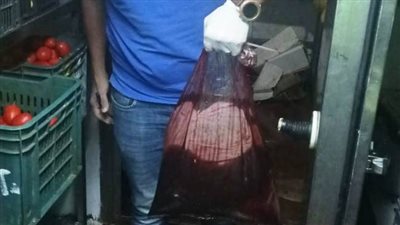 إعدام 2 طن سلع غذائية فاسدة داخل محلات شهيرة بأسوان