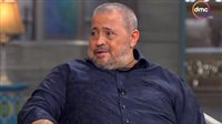 معجبة تقتحم مسرح جورج وسوف في السويد وتقبله أمام الجمهور (فيديو)